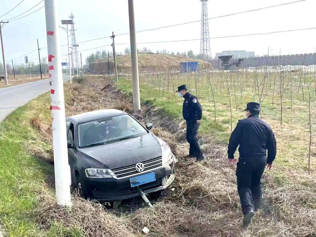 女子试驾误将油门当刹车 撞入4S店