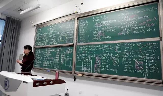 清华大学教室的粉笔震撼登场