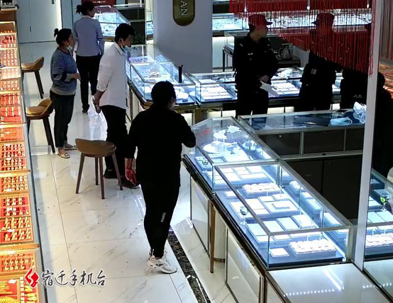 金店遭抢，距离派出所仅百余米