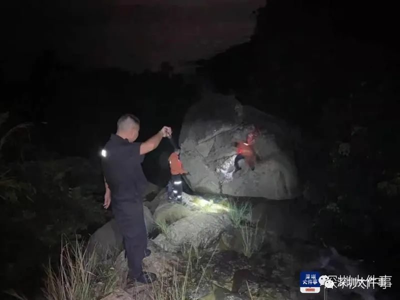 男子带娃登山身亡，孩子以为是睡着，登山意外，男子带娃身亡，孩子未察觉，男子带娃登山失踪，孩子无察觉，登山悲剧，男子带娃身亡，孩子以为是睡着，男子带娃登山意外，孩子未察觉