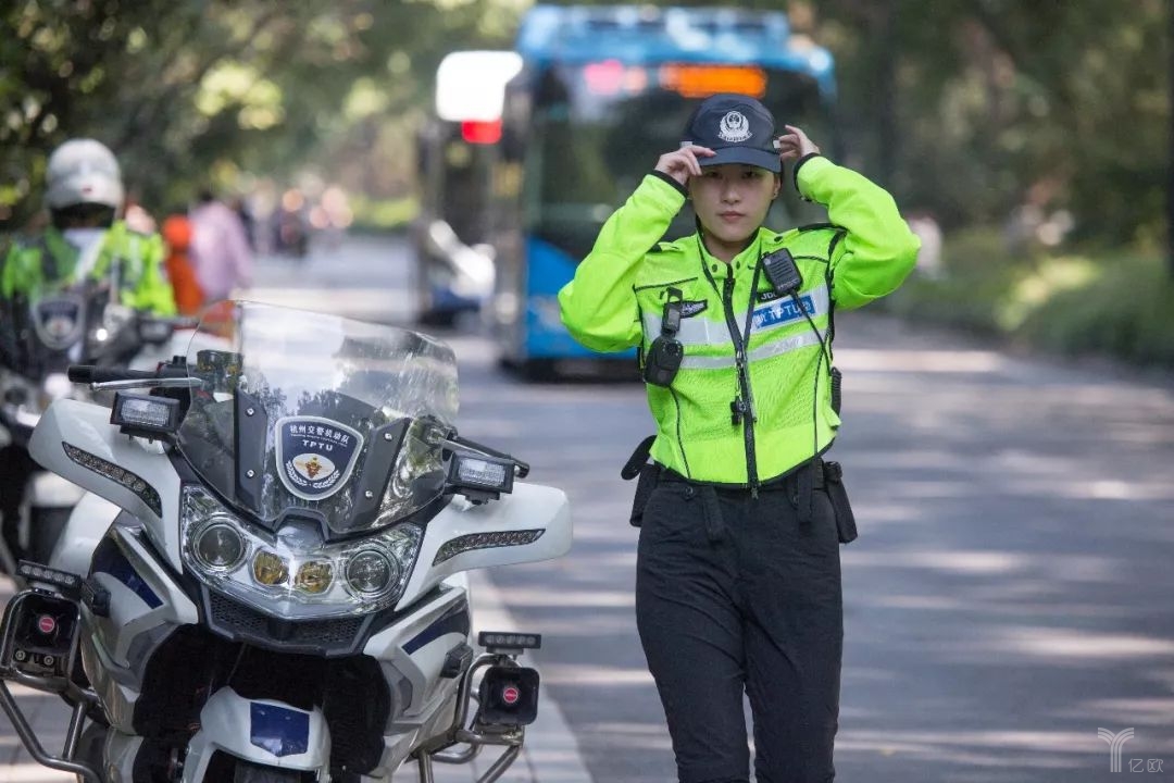 杭州女骑警神似贾静雯