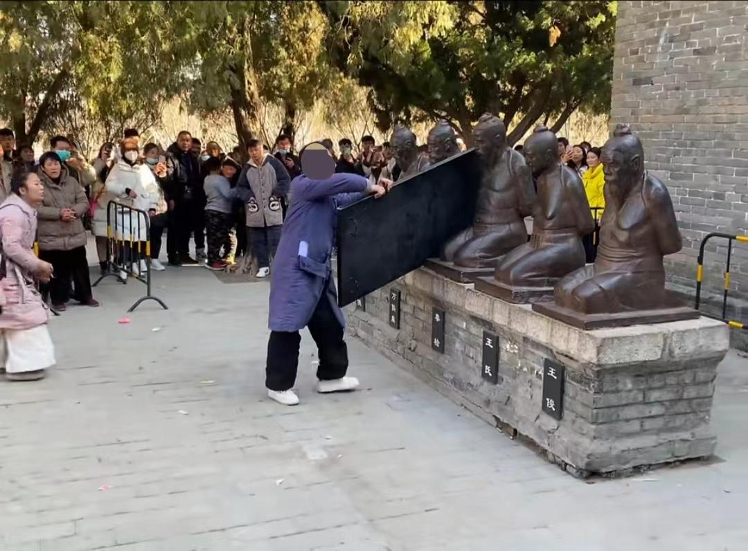 男子持刀行凶，被警方制服，男子持刀抢劫，被群众制服，男子持刀自残，被救下，男子持刀伤人，被警方调查，男子持刀威胁他人，被警方制服