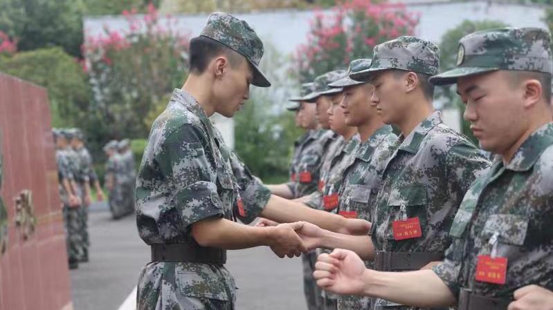 高职女生坐地大喊没学籍