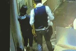 男子在女子饮料中放不明粉末 被拍后曝光