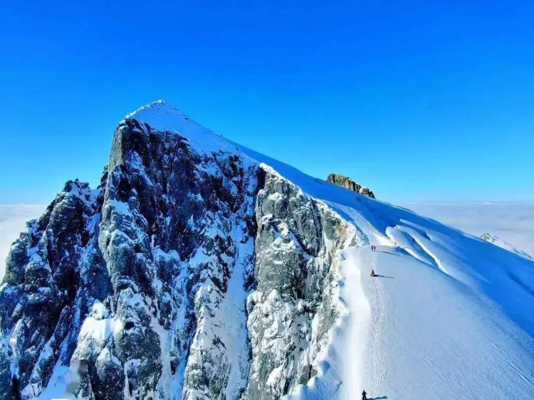 四川雅姆雪山滑坠事故致登山者遇难